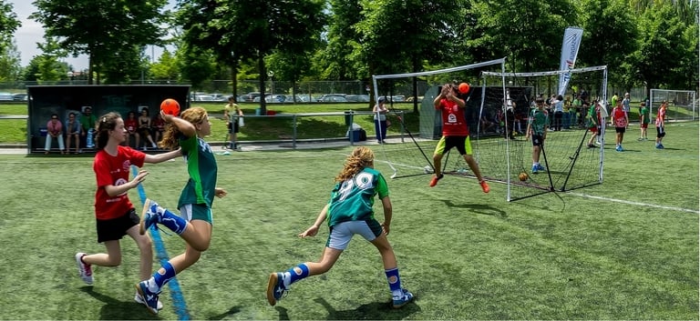 Hoofdstraat schaak Keelholte Handball for kids - best age, benefits, cost, choose academy | For Kids+