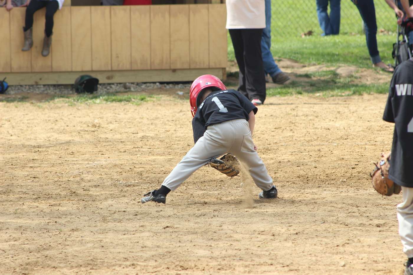 Little boy playing baseball - The 5 Best Toddler Baseball Gloves