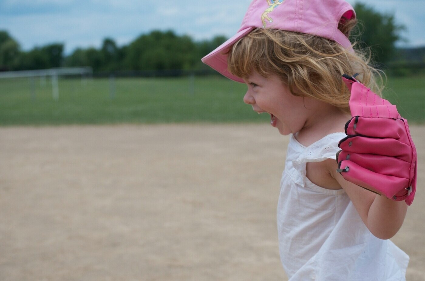 Toddler girl wearing baseball glove that's too loose - The 5 Best Toddler Baseball Gloves